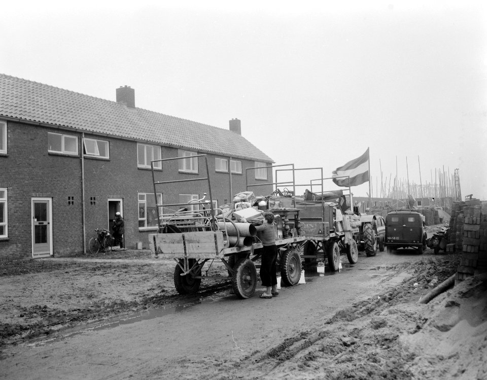 Aankomst nieuwe bewoners te Kreyleroord, nieuw dorp in Wieringermeer, Bestanddeelnr 908-2547