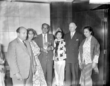 Aankomst nieuwe premier van Suriname, minister president S.D. Emanuels op Schiph, Bestanddeelnr 909-9506
