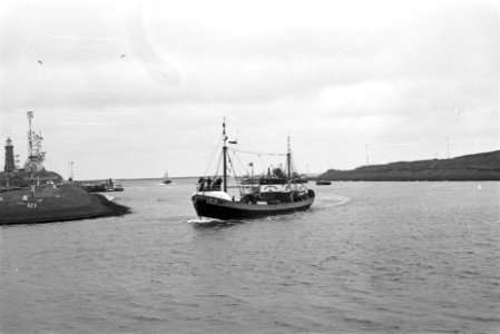 Aankomst nieuwe haring in IJmuiden KW 73 komt de haven binnen, Bestanddeelnr 912-5244
