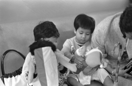 Aankomst en vertrek, kinderen, oorlogsslachtoffers, Bestanddeelnr 919-6117