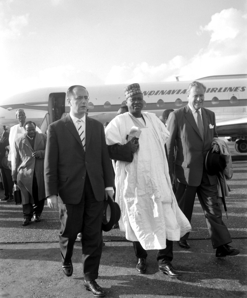 Aankomst Nigeriaanse handelsmissie op Schiphol. Minister Pous en Z. B. Dipcharim, Bestanddeelnr 913-0331