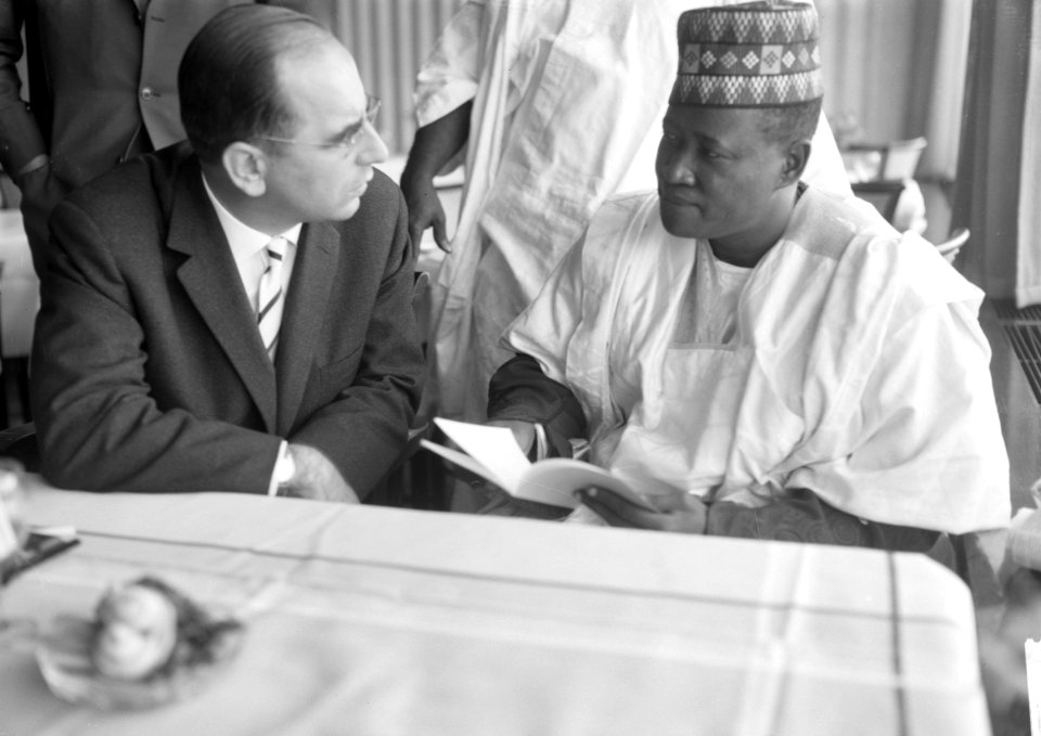 Aankomst Nigeriaanse handelsmissie op Schiphol. Minister Pous en Z. B. Dipcharim, Bestanddeelnr 913-0332