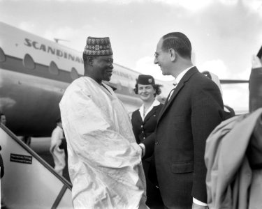 Aankomst Nigeriaanse handelsmissie op Schiphol. Minister Pous en minister Z. B. , Bestanddeelnr 913-0333