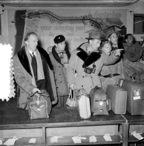Aankomst Noorse en Nederlandse schaatsers uit Davos o.a. Van de Voort , Huiskers, Bestanddeelnr 906-2920