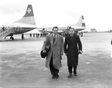 Aankomst dirigent Walter Susskind op Schiphol. Hij zal het Concertgebouworkest d, Bestanddeelnr 904-2814