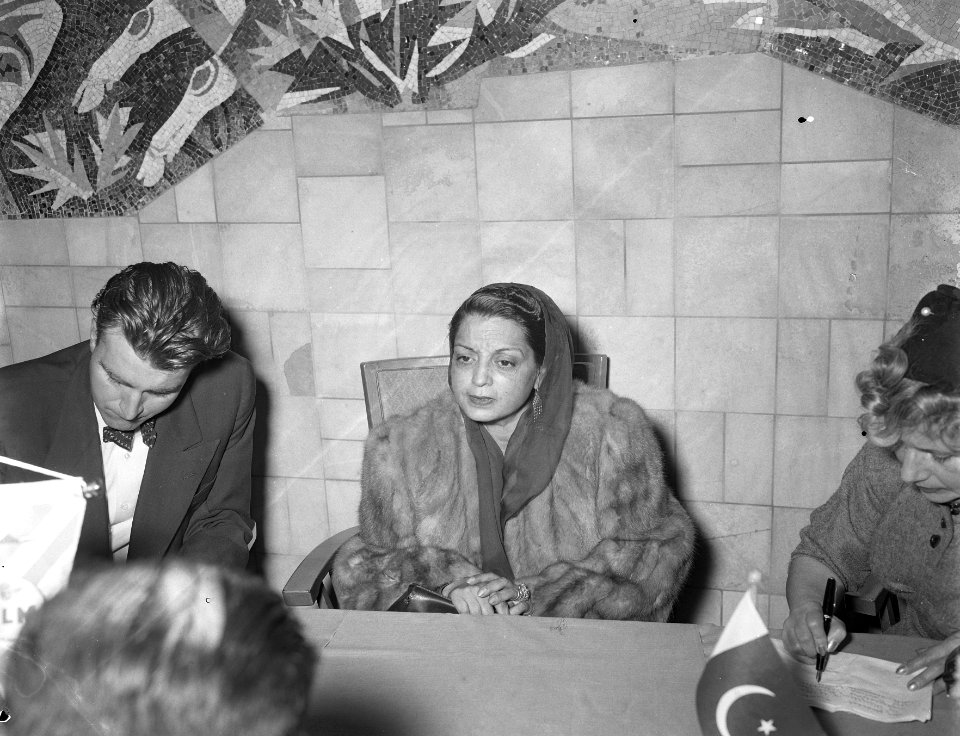 Aankomst nieuwe Ambassadrice Pakistan, mevrouw Begum Lraguat Ali Khan aangetas, Bestanddeelnr 906-7232