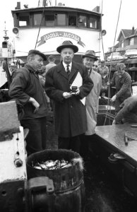 Aankomst nieuwe haring in IJmuiden Burgemeester Buhrmann en Schipper Jan Hoek, Bestanddeelnr 912-5243