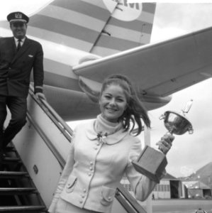 Aankomst Miss Finland op Schiphol, Ingrid Bethke ( Miss Duitsland ) bij aankomst, Bestanddeelnr 918-0215