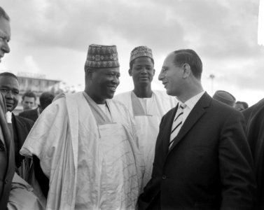 Aankomst Nigeriaanse handelsmissie op Schiphol. Minister Pous en minister Z. B. , Bestanddeelnr 913-0334