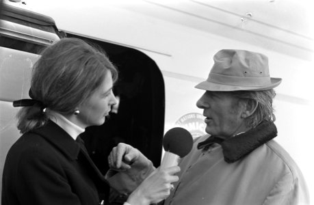 Aankomst Danny Kaye op Schiphol. Danny Kaye tijdens interview met Ageeth Scherph, Bestanddeelnr 921-8296