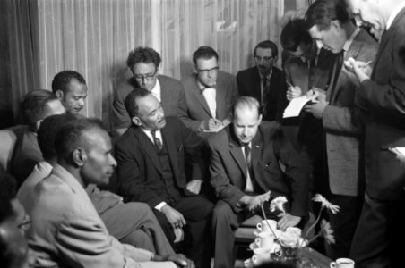 Aankomst Nieuw-Guinese delegatie op Schiphol Persconferentie in VIP-kamer, Bestanddeelnr 912-8567