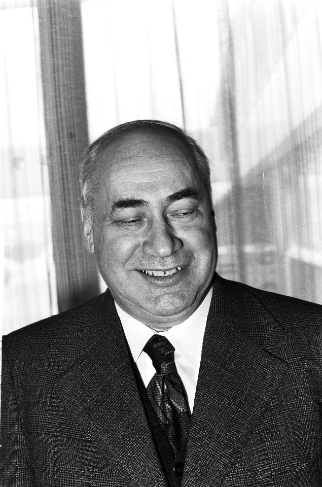 Aankomst nieuwe Russische ambassadeur V. S. Tolstikov op Schiphol V. S. Tolstik, Bestanddeelnr 930-1231