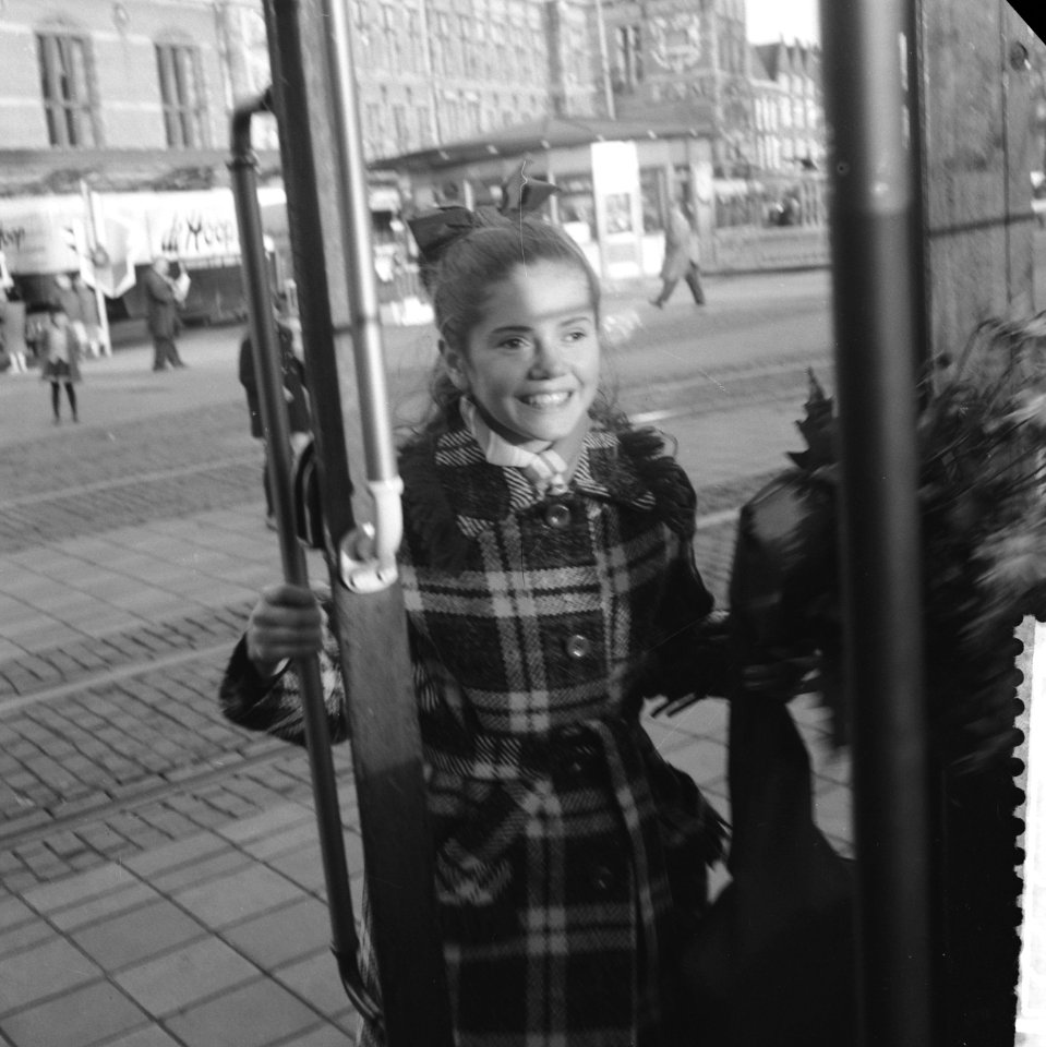 Aankomst Minou Drouet op het Centraal Station te Amsterdam, Minou Drouet stapt o, Bestanddeelnr 911-7353
