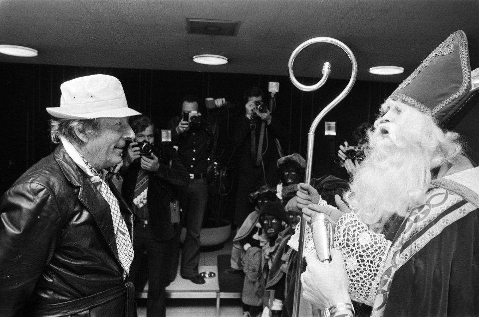 Aankomst Danny Kaye op Schiphol Danny Kaye met Sinterklaas, Bestanddeelnr 928-9188