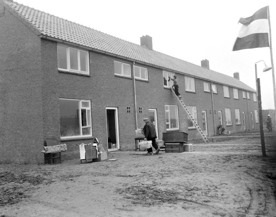 Aankomst nieuwe bewoners te Kreyleroord, nieuw dorp in Wieringermeer, Bestanddeelnr 908-2548