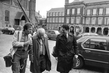 Aankomst Den Uyl (PvdA, midden) en Van Thijn (PvdA, rechts) voor een gesprek, Bestanddeelnr 931-7765