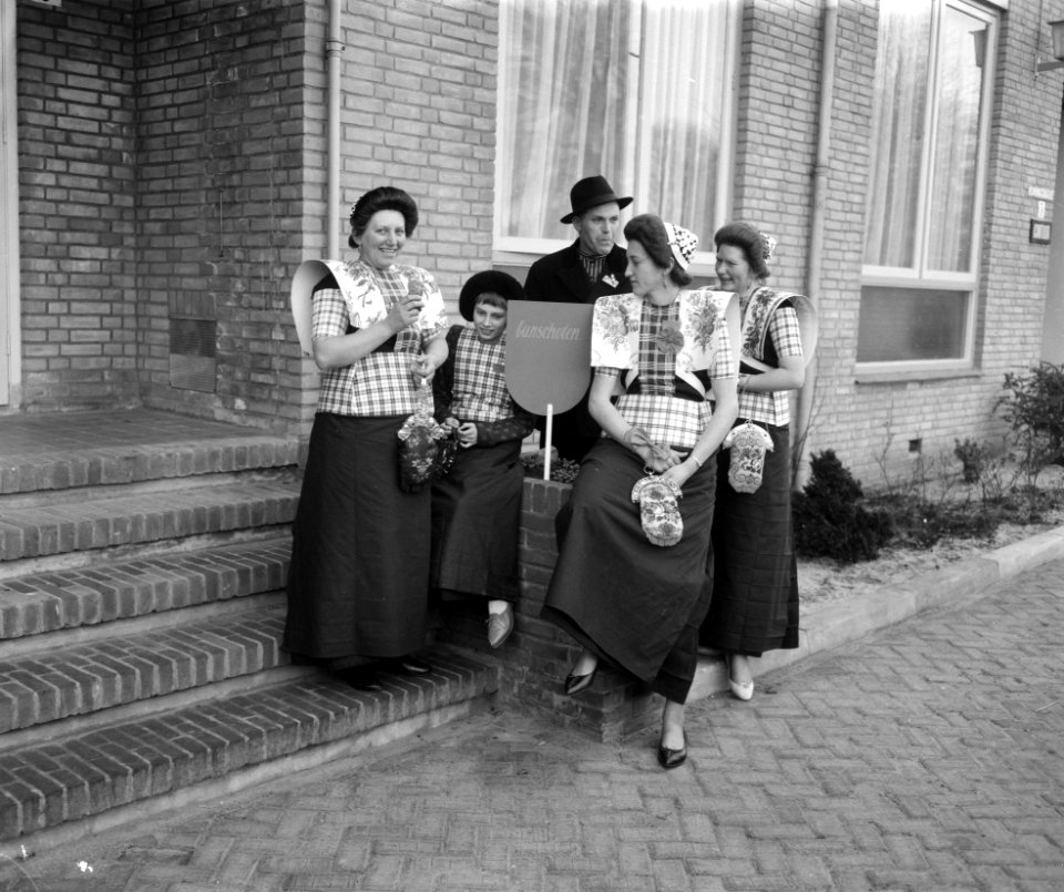 Aankomst delegaties bij dierentuin in Den Haag voor huldeblijk voor H. M. . Dele, Bestanddeelnr 912-1765