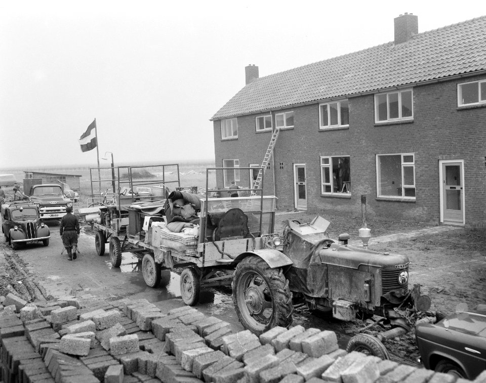 Aankomst nieuwe bewoners te Kreyleroord, nieuw dorp in Wieringermeer, Bestanddeelnr 908-2545