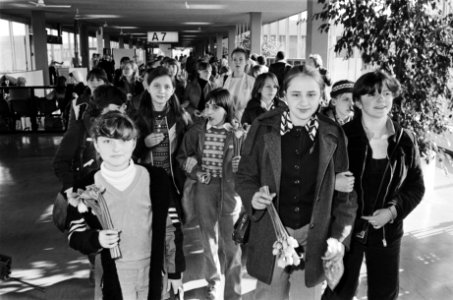 Aankomst dertig mindervalide Poolse kinderen op Schiphol een maand in het Diacon, Bestanddeelnr 932-1111
