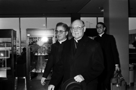 Aankomst nieuwe pauselijke nuntius mgr. Cassidy op Schiphol, Bestanddeelnr 933-1771