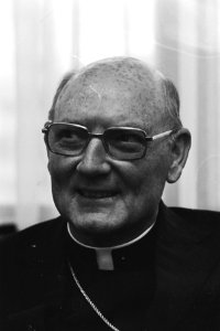 Aankomst nieuwe pauselijke nuntius mgr. Cassidy op Schiphol, Bestanddeelnr 933-1773