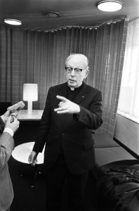 Aankomst delegatie Pax Christi op Schiphol uit Leningra o.l.v. kardinaal Alfrink, Bestanddeelnr 928-5471