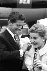 Aankomst Dolores Hart en Stephen Boyd . Op het platform, Bestanddeelnr 912-6013