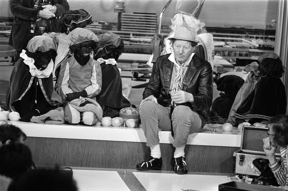 Aankomst Danny Kaye op Schiphol tijdens persconferentie met Sinterklaas en Zwar, Bestanddeelnr 928-9186