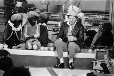 Aankomst Danny Kaye op Schiphol tijdens persconferentie met Sinterklaas en Zwar, Bestanddeelnr 928-9186