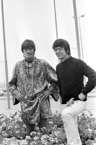 Aankomst Dave Berry en Manfred Mann op Schiphol. Hier tussen de bloemen, Bestanddeelnr 920-6899