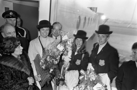 Aankomst dames schaatsploeg op Schiphol, v.l.n.r. Stien Kaiser , Wil Burgmeijer , Bestanddeelnr 921-0919