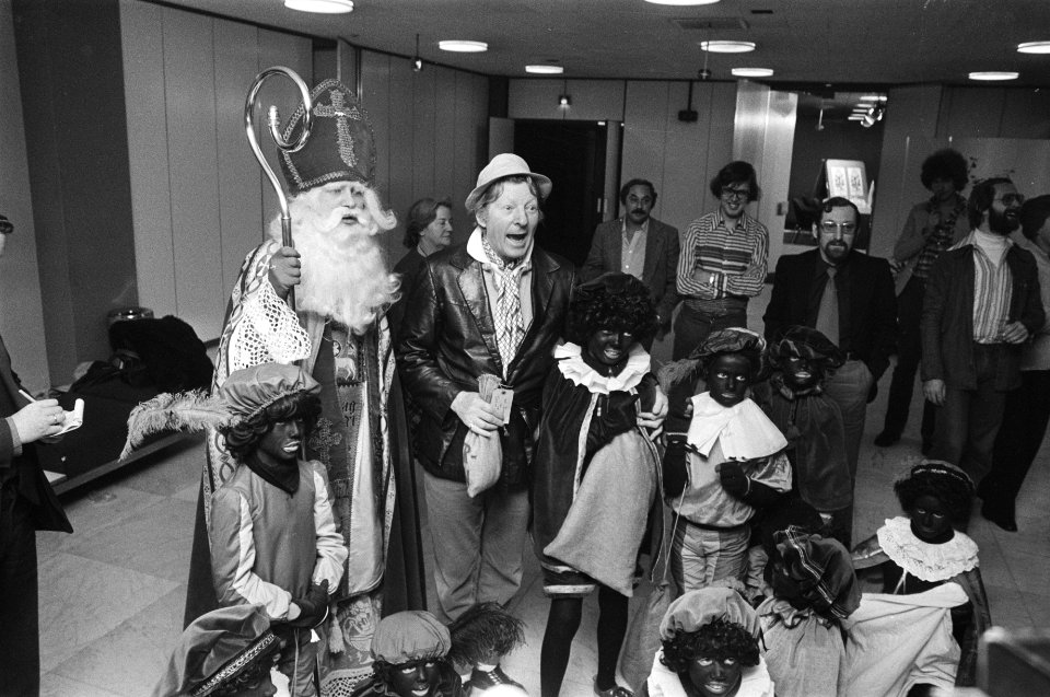 Aankomst Danny Kaye op Schiphol Sinterklaas en aantal kleine Zwarte Pieten verw, Bestanddeelnr 928-9184