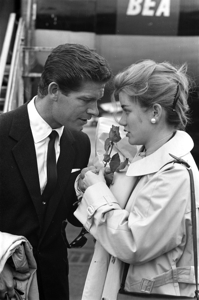 Aankomst Dolores Hart en Stephen Boyd . Op het platform, Bestanddeelnr 912-6014