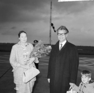 Aankomst Dave Brubeck met echtgenote en zoontje op Schiphol, Bestanddeelnr 916-9886