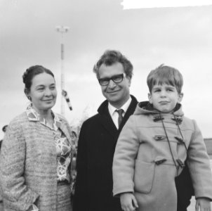 Aankomst Dave Brubeck met echtgenote en zoontje op Schiphol, Bestanddeelnr 916-9885
