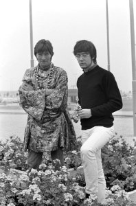 Aankomst Dave Berry en Manfred Mann op Schiphol. Dave Berry en Manfred Mann, Bestanddeelnr 920-6901