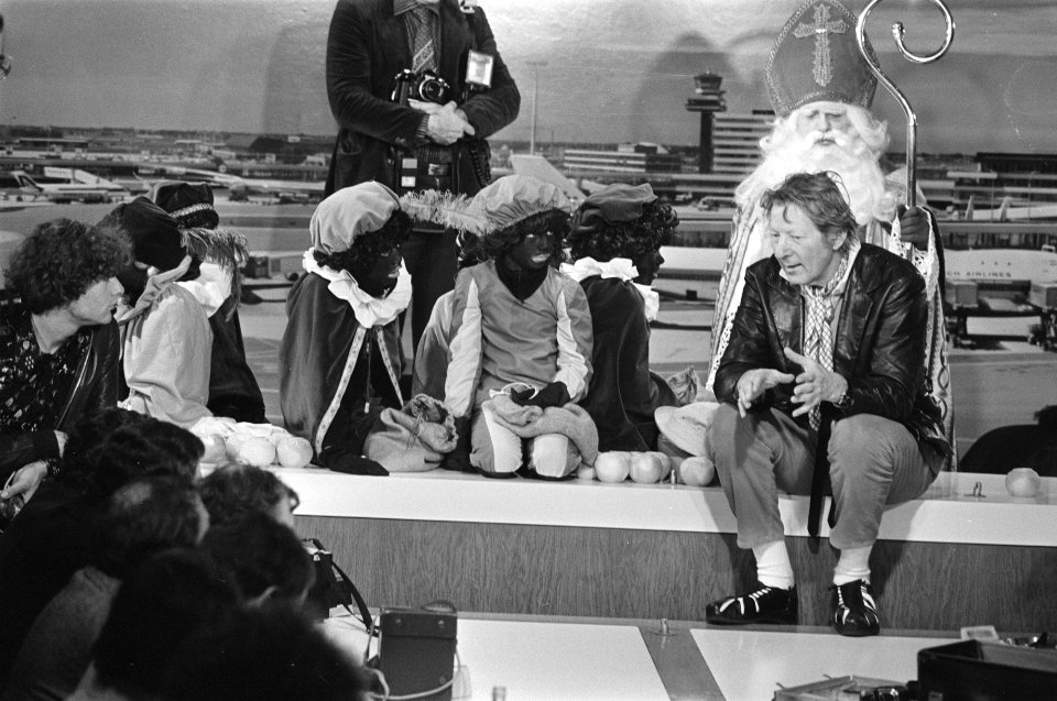 Aankomst Danny Kaye op Schiphol tijdens persconferentie met Sinterklaas en Zwar, Bestanddeelnr 928-9185