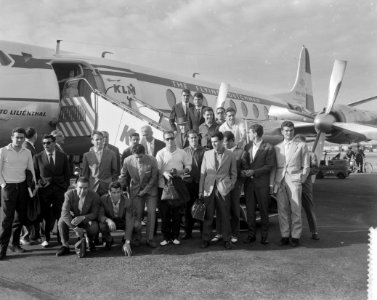 Aankomst elftal van Barcelona op Schiphol, het elftal voor het vliegtuig, Bestanddeelnr 911-5236
