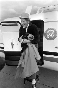 Aankomst Danny Kaye op Schiphol hier stapt Kaye uit vliegtuig, Bestanddeelnr 921-8291