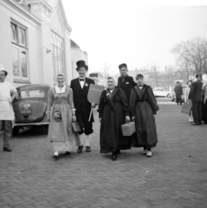 Aankomst delegaties bij dierentuin in Den Haag voor huldeblijk voor H. M. . Dele, Bestanddeelnr 912-1768