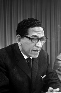 Aankomst Dennis Brutus , Zuid-Afrikaanse gevangene, tijdens persconferentie op S, Bestanddeelnr 920-6069