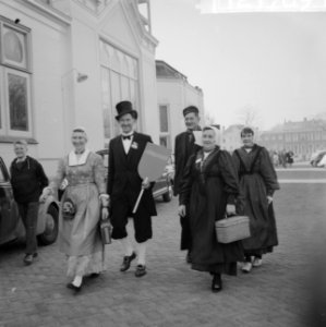 Aankomst delegaties bij dierentuin in Den Haag voor huldeblijk voor H. M. . Dele, Bestanddeelnr 912-1769