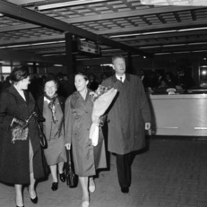 Aankomst delegatie Opperste Sovjet op Schiphol, tweede van links Freule Wttewaal, Bestanddeelnr 919-2928