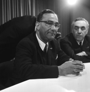 Aankomst dr. J. H. E. Ferrier , gouverneur van Suriname Schiphol. J. H. E. Ferri, Bestanddeelnr 921-1424