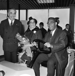 Aankomst dr. J. H. E. Ferrier , gouverneur van Suriname Schiphol. Ferrier met ec, Bestanddeelnr 921-1422