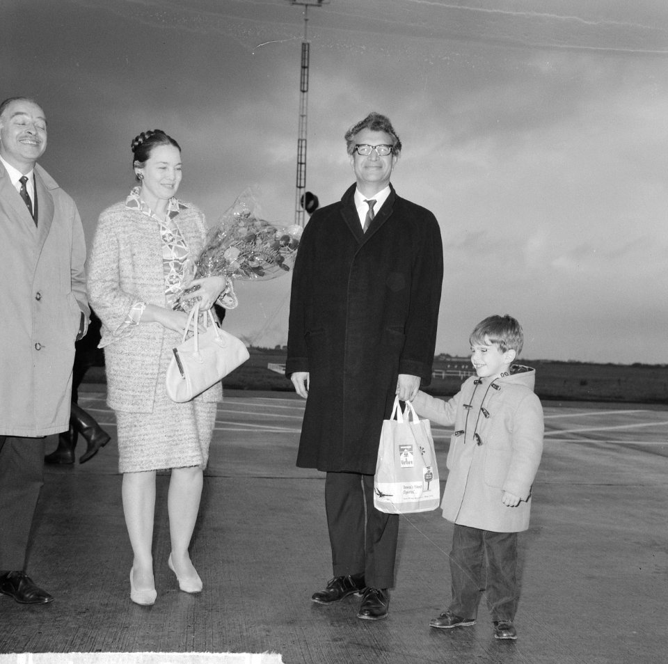 Aankomst Dave Brubeck met echtgenote en zoontje op Schiphol, Bestanddeelnr 916-9887
