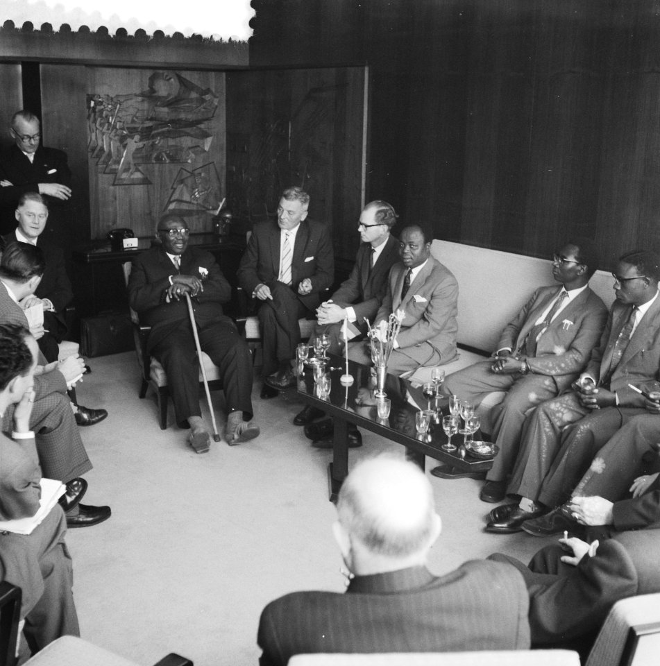 Aankomst delegatie van de Ghana Marketing Comp Ltd en Marketing Board op Schiph, Bestanddeelnr 911-1974