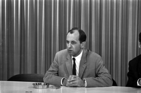 Aankomst Dr. C.J. Hoogendijk op Schiphol na bezoek aan Gabon Dr. C.J. Hoogendijk, Bestanddeelnr 921-7749