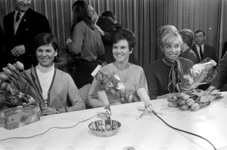 Aankomst Damesschaatsploeg uit Helsinki, v.l.n.r. Ans Schut , Stien Kaiser en Ca, Bestanddeelnr 921-0309