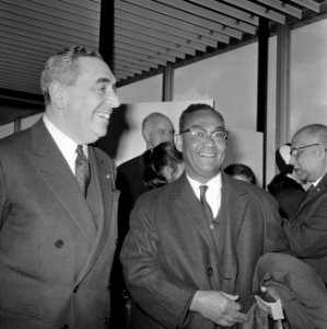 Aankomst dr. J. H. E. Ferrier , gouverneur van Suriname Schiphol. J. H. E. Ferri, Bestanddeelnr 921-1427